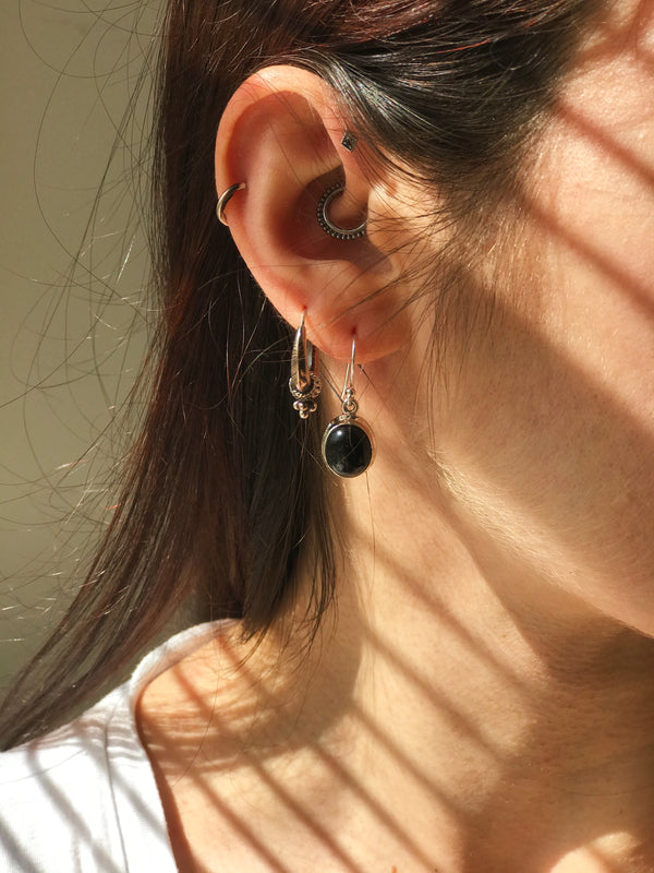 Onyx Ari Earrings Oval - Jewels & Gems