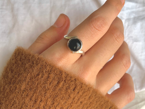 Onyx Efimia Ring - Round - Jewels & Gems