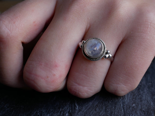 Moonstone Kaisa Ring - Round - Jewels & Gems