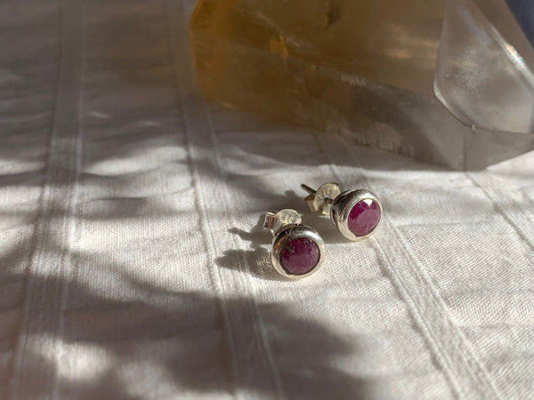 Ruby Naevia Studs - Round - Jewels & Gems