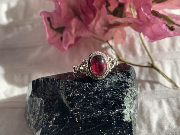 Garnet Melita Ring - Jewels & Gems