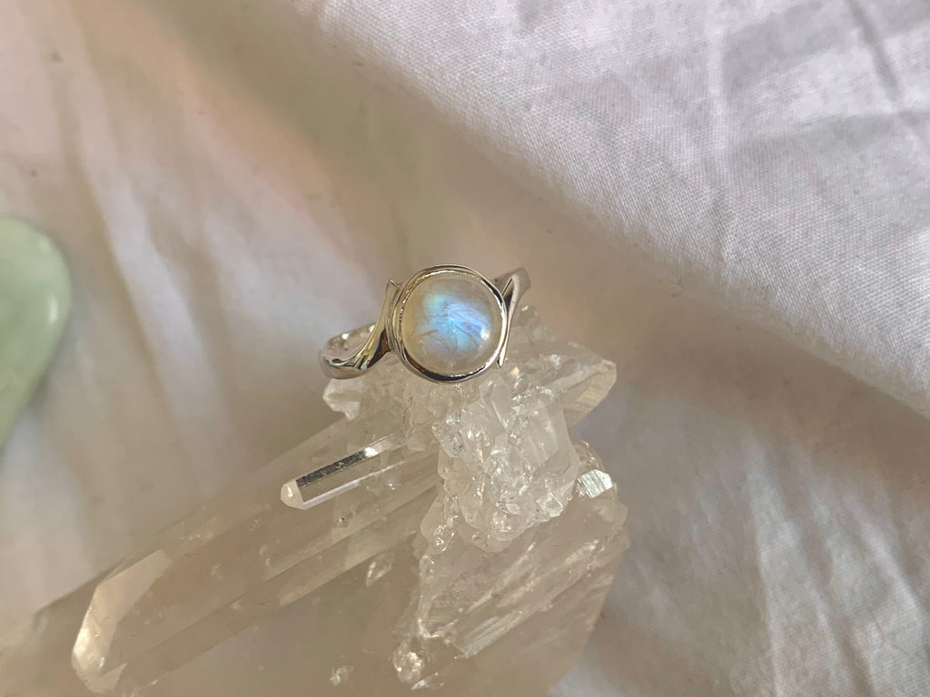 Moonstone Efimia Ring - Round - Jewels & Gems