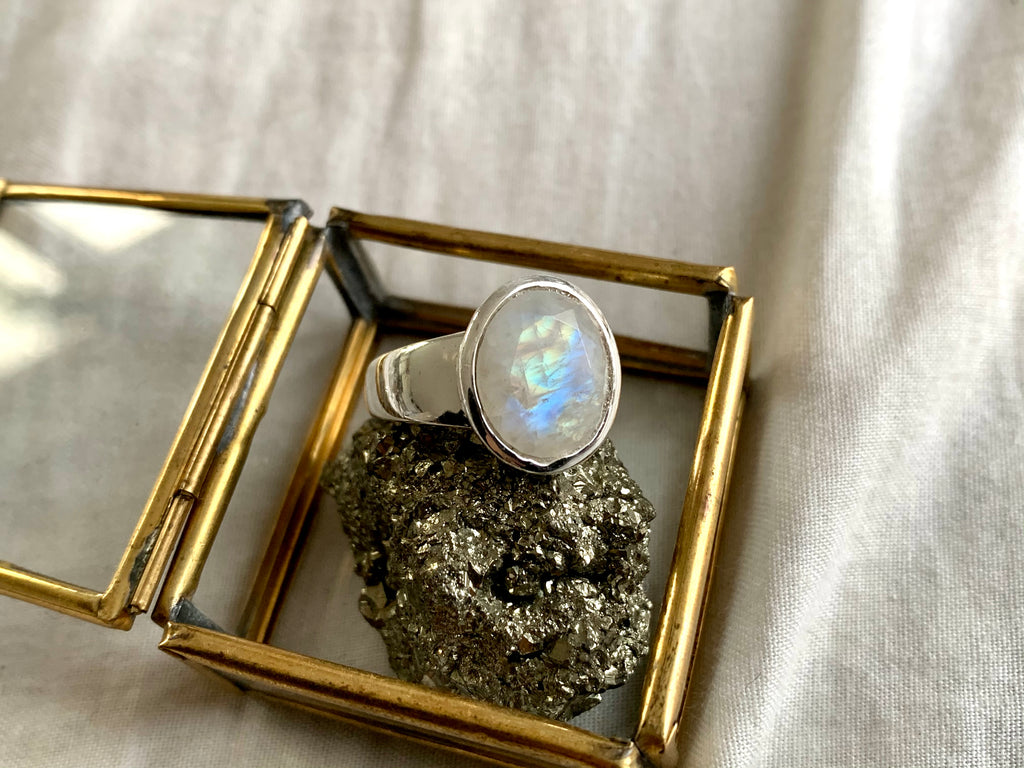 Moonstone Endora Ring - Oval - Jewels & Gems