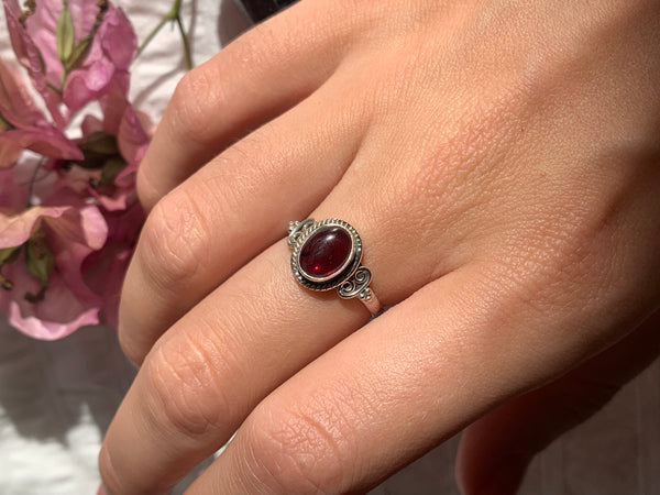Garnet Alta Ring - Jewels & Gems